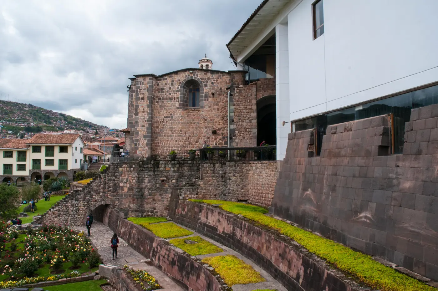 Las calles empedradas de Cusco a 3,400 msnm — la altitud se siente, pero con preparación se disfruta plenamente.