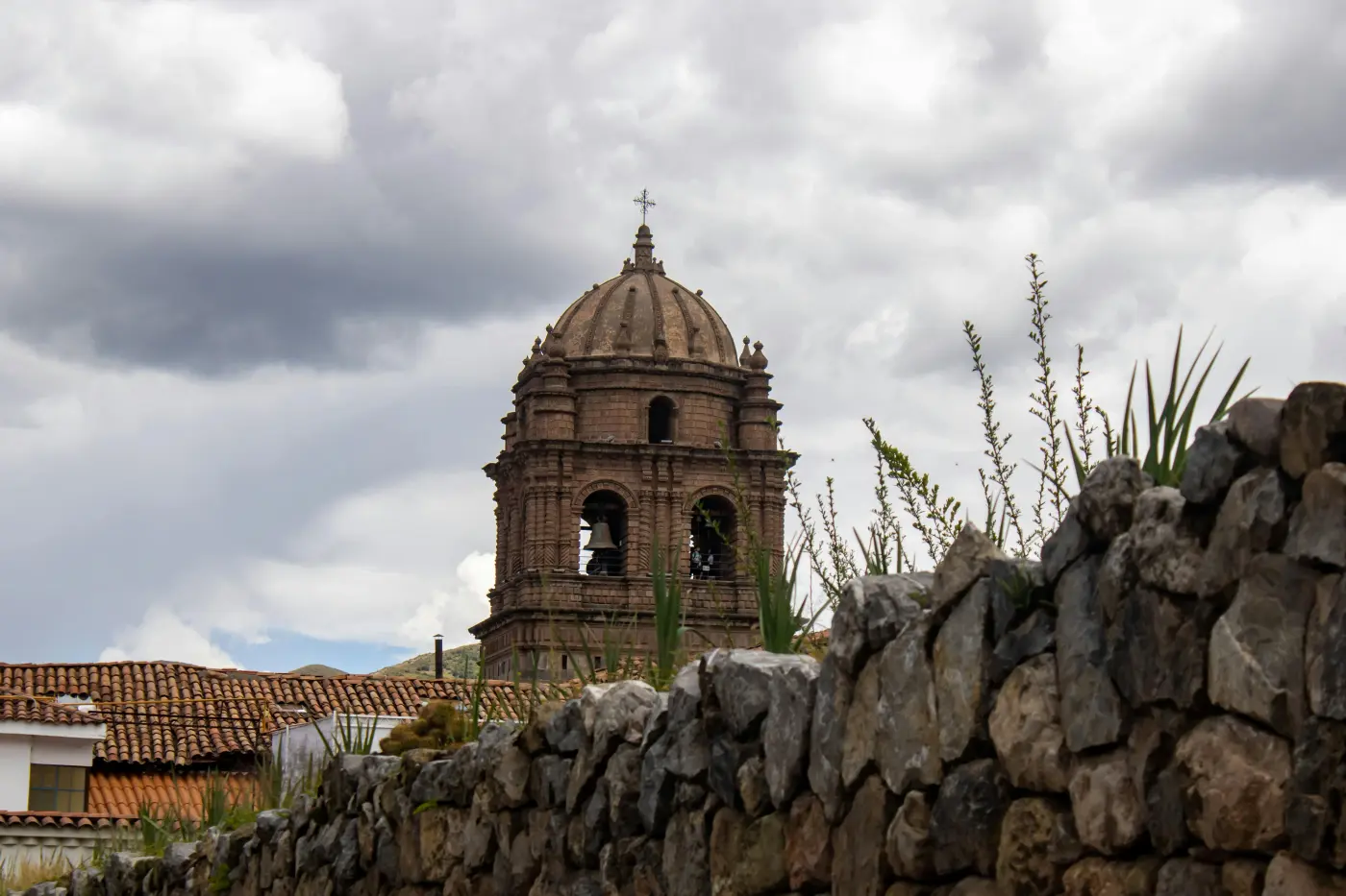 La ciudad del Cusco vista desde las alturas — aclimatarse correctamente es clave para disfrutar cada rincón de la ciudad imperial.