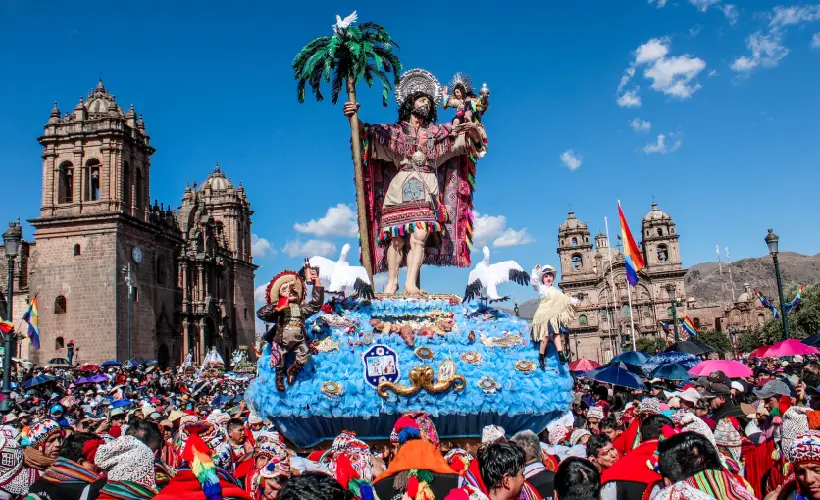 La imagen de San Cristóbal, patrono del barrio homónimo, desfila en su carroza engalanada durante el Corpus Christi cusqueño.
