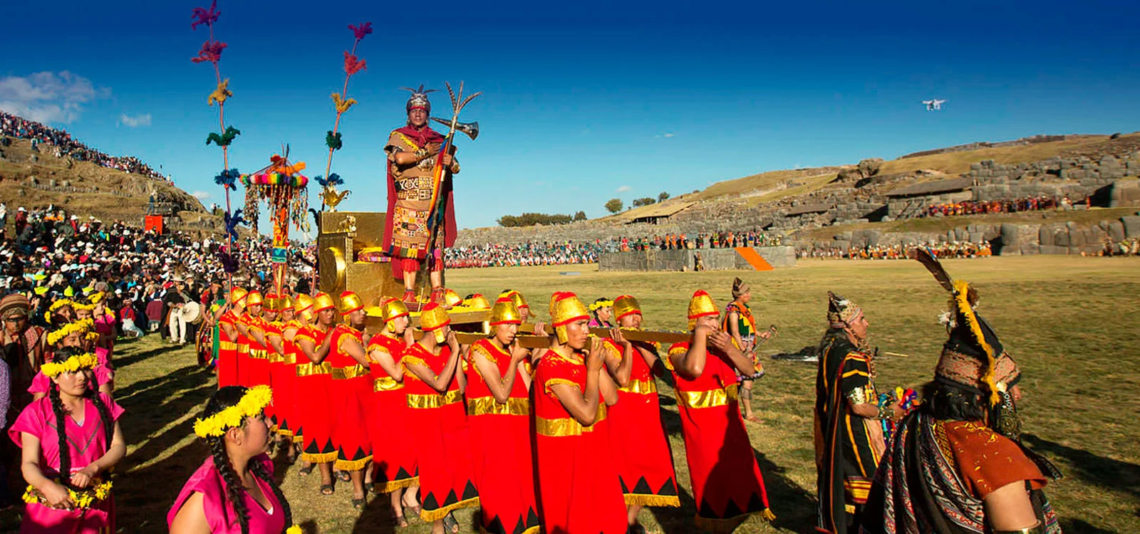 La majestuosa celebración del Inti Raymi en la explanada de Sacsayhuamán, Cusco.