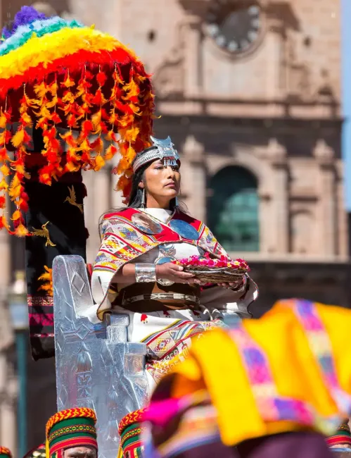 La Qoya, esposa del Inca, encabeza la procesión del Inti Raymi en la Plaza de Armas del Cusco.